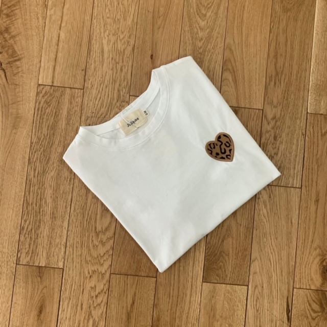 Tee-shirt blanc col rond avec coeur léopard – Image 3