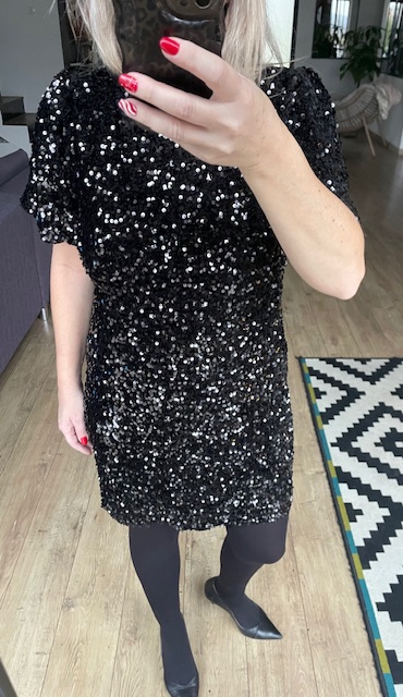 Robe courte à sequins et col rond – Image 3