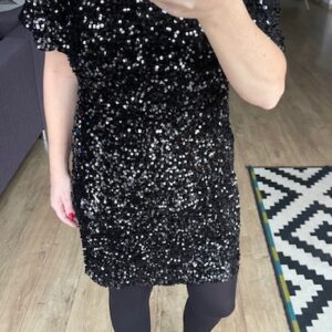 Robe courte à sequins et col rond