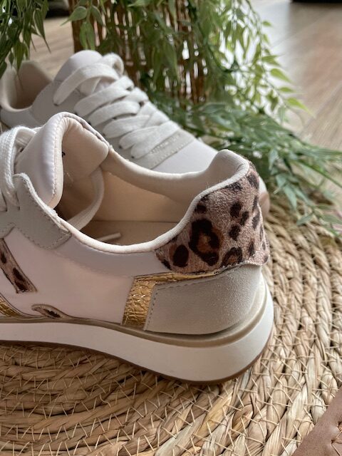 Baskets blanches avec détails léopard et doré – Image 2