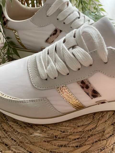 Baskets blanches avec détails léopard et doré – Image 3