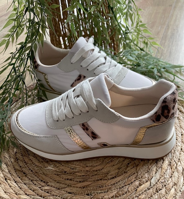 Baskets blanches avec détails léopard et doré