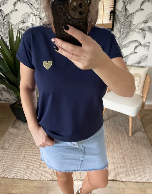 Tee-shirt bleu marine avec coeur doré