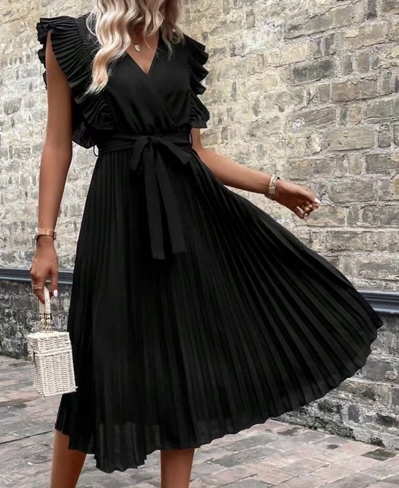 Robe noire plissée élégante à volants – Image 2
