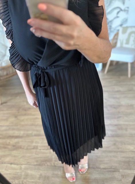 Robe noire plissée élégante à volants – Image 3