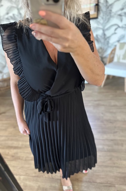 Robe noire plissée élégante à volants