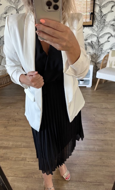 Robe noire plissée élégante à volants – Image 4