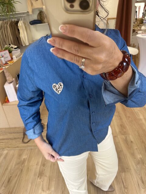 Chemise en jean avec coeur léopard – Image 2