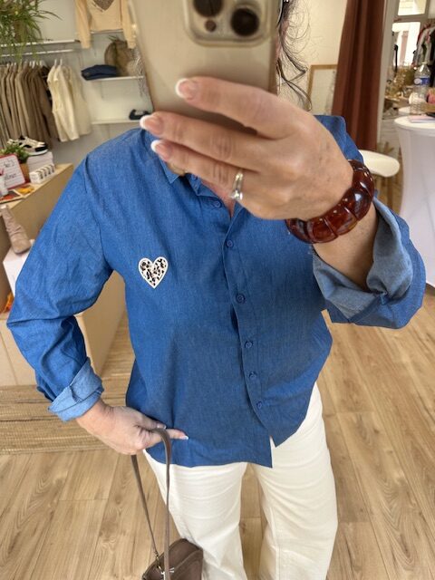 Chemise en jean avec coeur léopard – Image 4