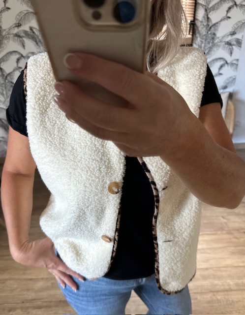 Gilet sans manches moumoute avec détails léopard – Image 2