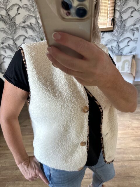 Gilet sans manches moumoute avec détails léopard – Image 3