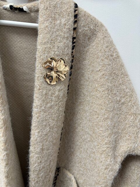 Veste ou manteau beige avec touche leopard – Image 2