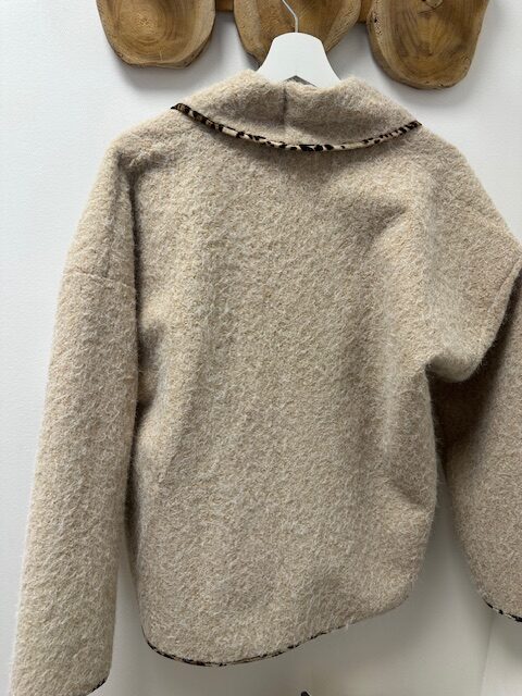 Veste ou manteau beige avec touche leopard – Image 3