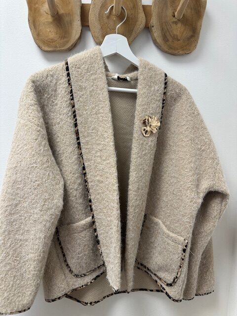 Veste ou manteau beige avec touche leopard – Image 4