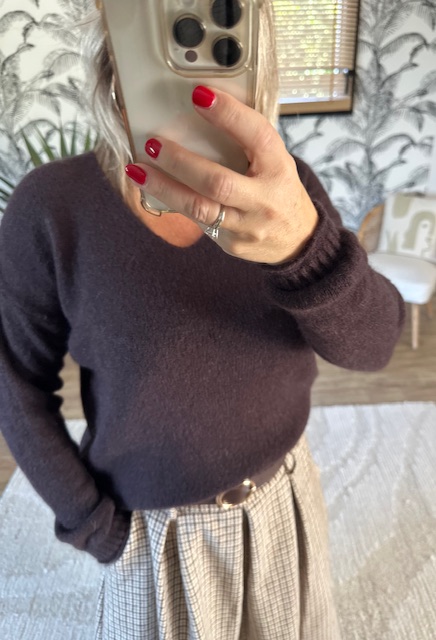 Pull marron col v femme – Image 3